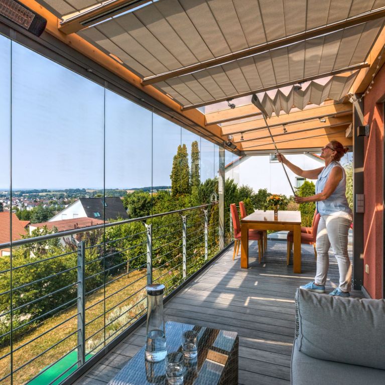 Geöffnete Balkonüberdachung mit Sonnenschutz