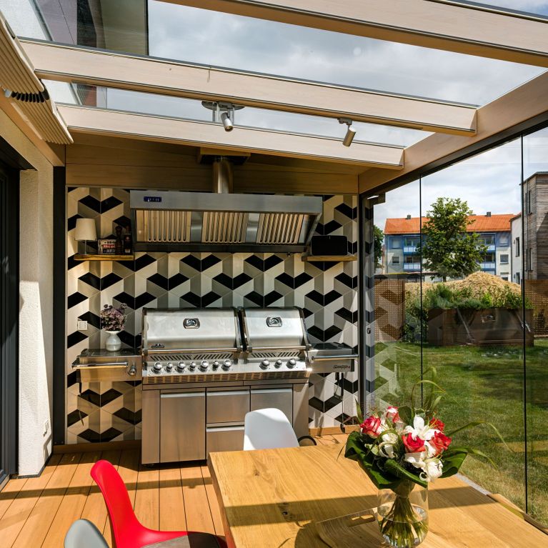 Outdoorküche integriert in Terrassenüberdachung